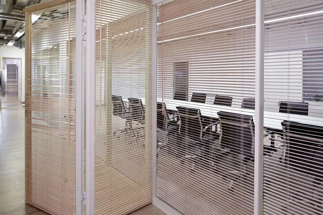 Фото Алюминиевые перегородки с остеклением NAYADA-Standart