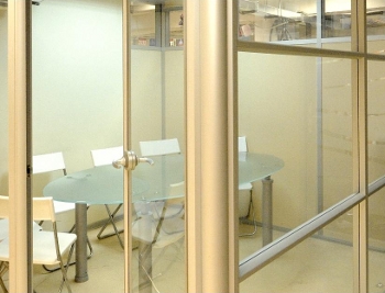 Минимализм в полотнах одинарный витраж -  дверь SLIM