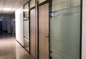 Установка перегородок дверей и мебели в офисном здании