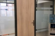 Установка перегородок дверей и мебели в офисном здании