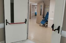 Установка противопожарных дверей в клинике 