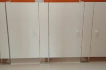 Сантехнические кабинки в детском садике