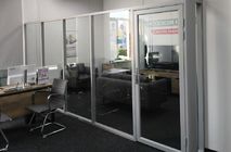 Стеклянная перегородка в автоломбарде Московский капитал