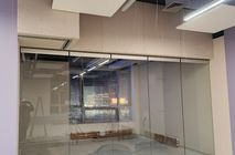 Установка стеклянных раздвижных перегородок NAYADA SmartWall G5 в кванториуме