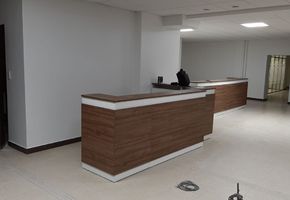 Стойки reception в проекте Установка перегородок дверей и мебели в офисном здании