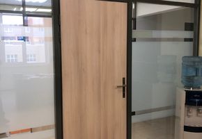 Двери в проекте Установка перегородок дверей и мебели в офисном здании