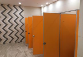 Туалетные перегородки в проекте Сантехнические кабины и столешницы в ТЦ Рандеву