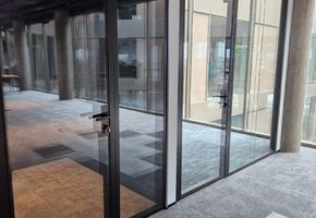 Двери NAYADA-Magic в проекте Установка дверей и перегородок в центральном офисе Застройщика Брусника