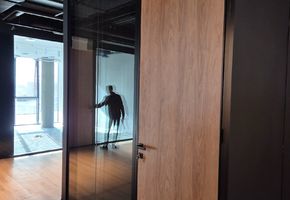 Двери NAYADA-Magic в проекте Установка дверей и перегородок в центральном офисе Застройщика Брусника