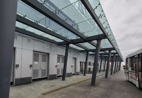 Козырьки и навесы из стекла в проекте Монтаж дверей и перегородок в Международном аэропорту Рощино имени Д. И. Менделеева