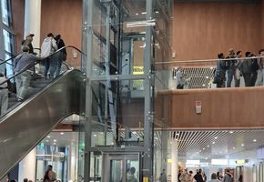 Облицовка стеклом в проекте Монтаж дверей и перегородок в Международном аэропорту Рощино имени Д. И. Менделеева