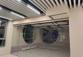 Раздвижные перегородки в проекте Установка стеклянных раздвижных перегородок NAYADA SmartWall G5 в кванториуме