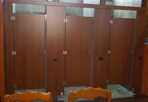 Сантехнические кабинки и шкафчики для переодевания на источнике Аван, Тюмень