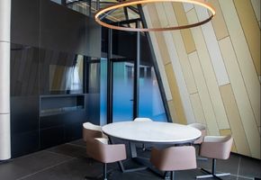 Установка автоматических дверей и облицовка стен стеклом в аэропорту Нового Уренгоя, Новый Уренгой